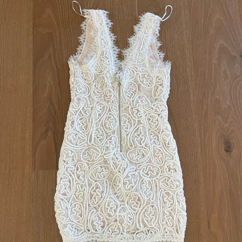Elegant Lace V-Neck Fitted Dress - Picture 3 of 3